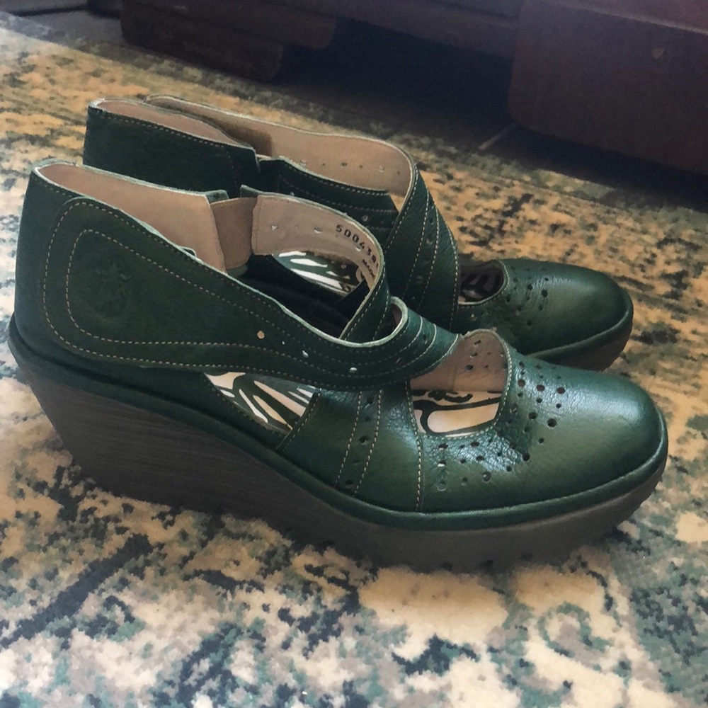 FLY LONDON GREEN WEDGES